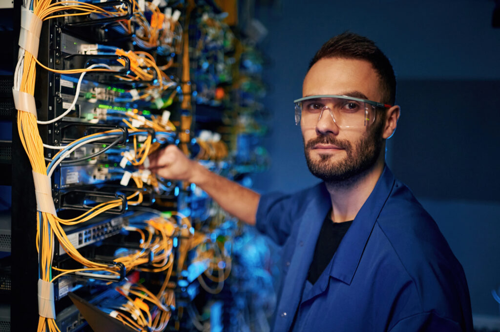 plc engineer programmeert besturingssysteem